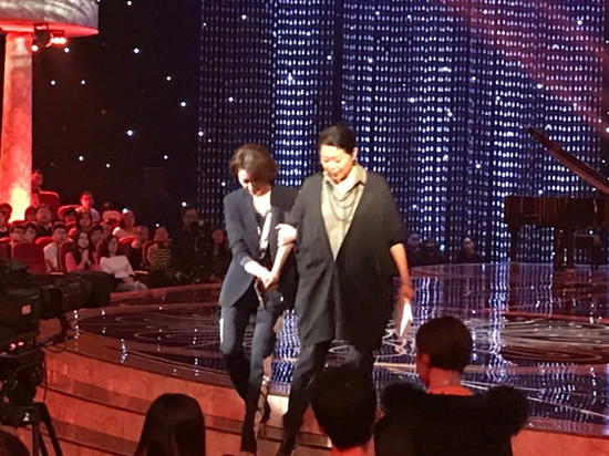 央视主持人董卿和倪萍的视频,两代央视一姐董卿倪萍同框