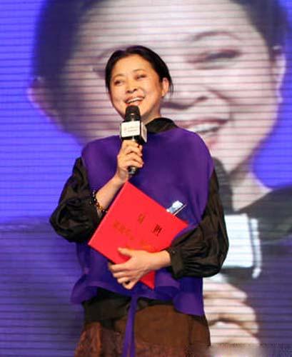 央视主持人董卿和倪萍的视频,两代央视一姐董卿倪萍同框