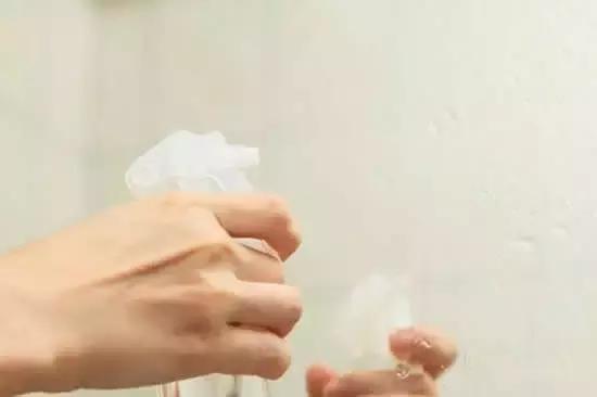 浴室玻璃水垢如何清除小苏打,洗澡间清洁小妙招