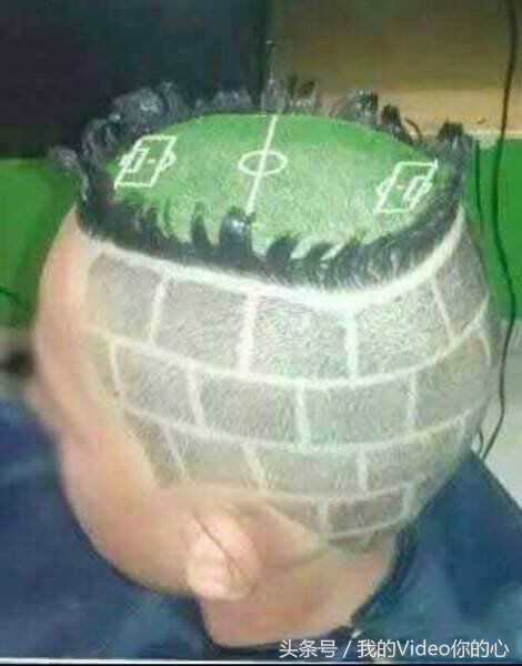 趣图：别人的足球场在脚下，而他，把足球场顶在头上的男人！