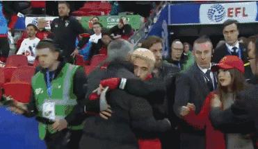 曼联首冠绝非终点，穆帅了却弗爵最大夙愿！颁奖典礼一瞬间太酷了