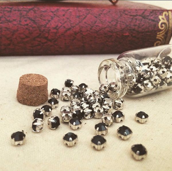 远离时尚圈，她选择通过刺绣和自然对话