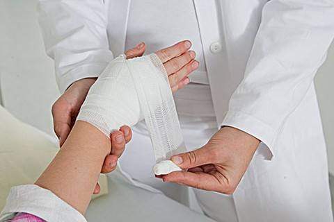 小孩脚背烫伤有什么好方法,宝宝脚烫伤后期护理