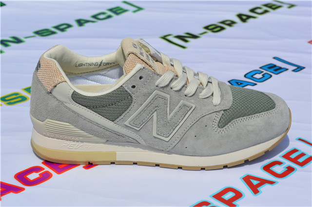 初中女生穿什么运动鞋,女性穿什么样的运动鞋好看