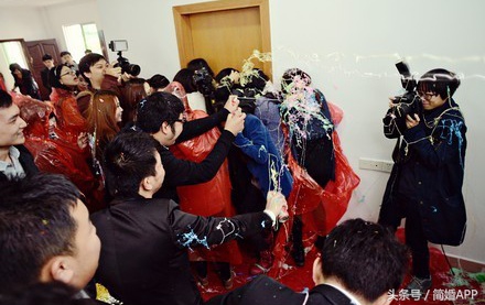 新郎接亲被伴娘堵门怎么办,新郎被伴娘团堵门过火