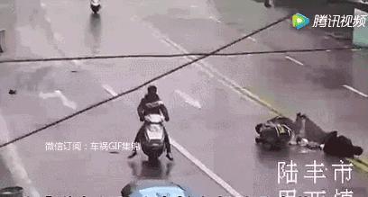 俩人迎面相撞视频,两人撞到头