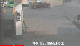 俩人迎面相撞视频,两人撞到头