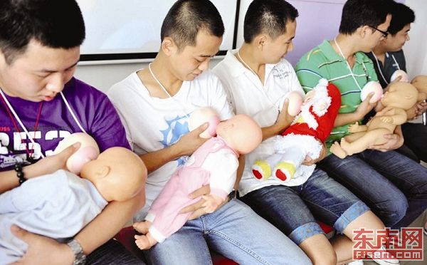 宝宝喝母乳，爸爸来帮忙！