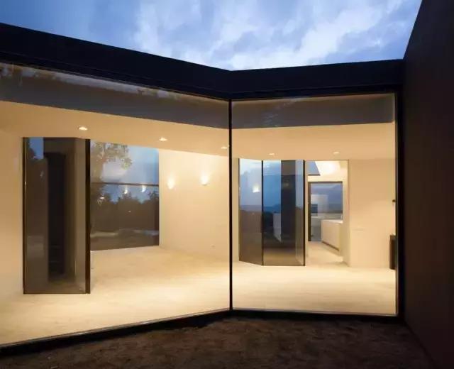 巴塞罗那剧院里的雕塑,巴塞罗那凯旋门前雕塑