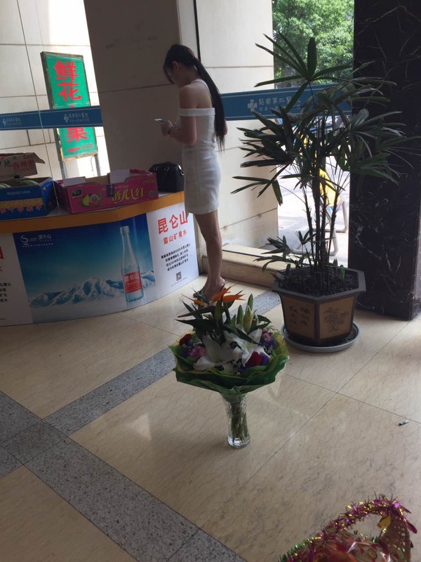 肩上带子,肩上有肩带勒痕