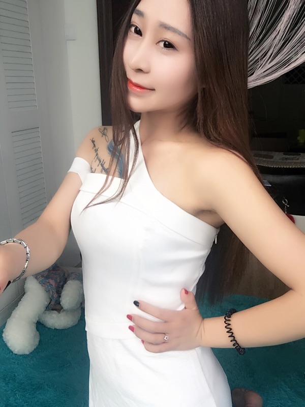 肩上带子,肩上有肩带勒痕