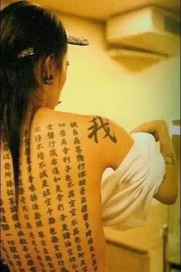 外国人把“酱油”穿在身桑，时尚界都流行用中文装逼啦！