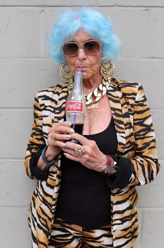 待我银发飘飘也要优雅到老图片,就算银发飘飘也要潇洒到老