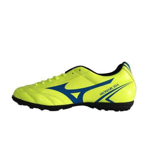 在足球场上驰骋,绿茵场上挥洒汗水享受足球的快乐