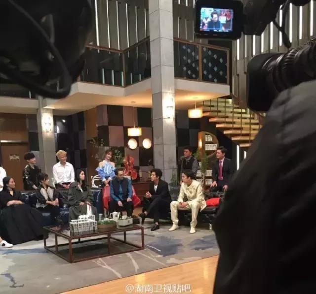 李健唱歌的变化,李健露脚踝