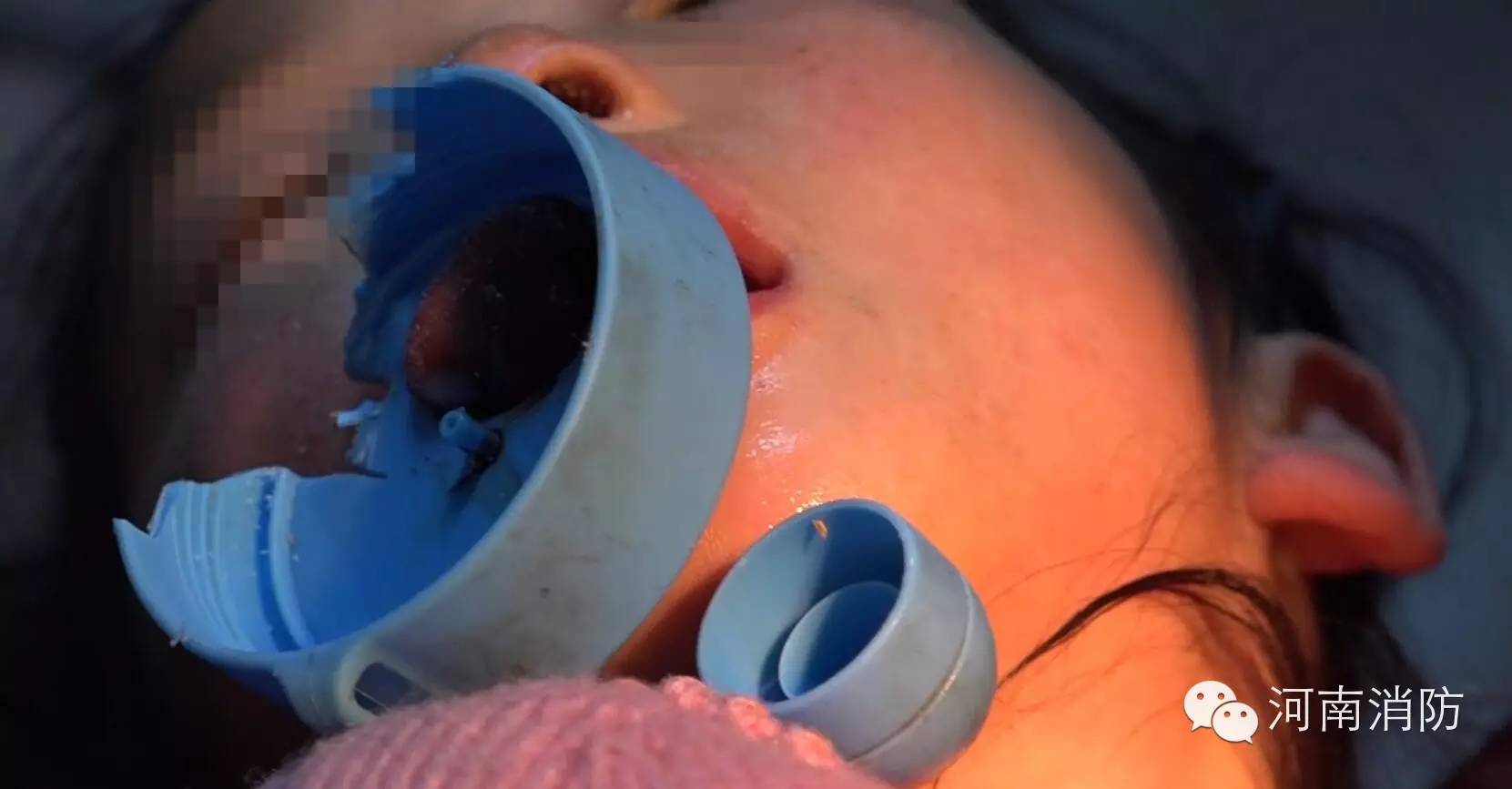 心疼，女童舌头被卡痛的哇哇大哭，只因喝水的时候做了这个动作！