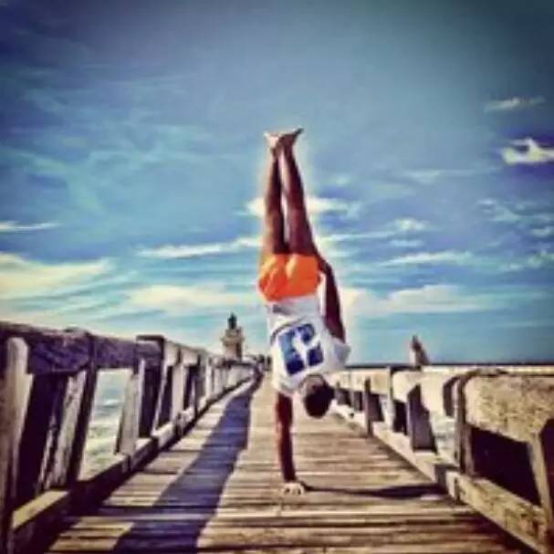 倒立的好处很多你能倒立吗,不会倒立的人怎么才能学会倒立呢