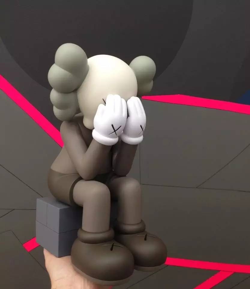 他是潮流界大神，“XX”卖到百万，作品火遍全球