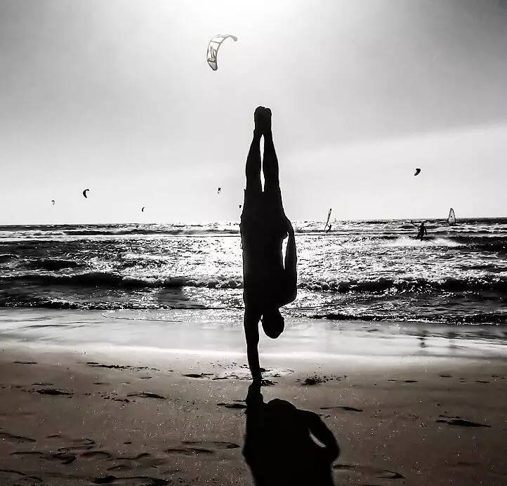 倒立的好处很多你能倒立吗,不会倒立的人怎么才能学会倒立呢