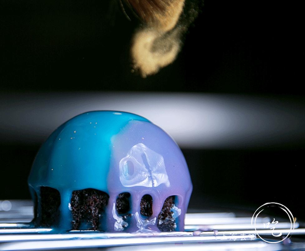 这家店靠一块INS美食博主的星空蛋糕，就把少女心秒成渣渣！涂红唇就打折，男生涂折更低！