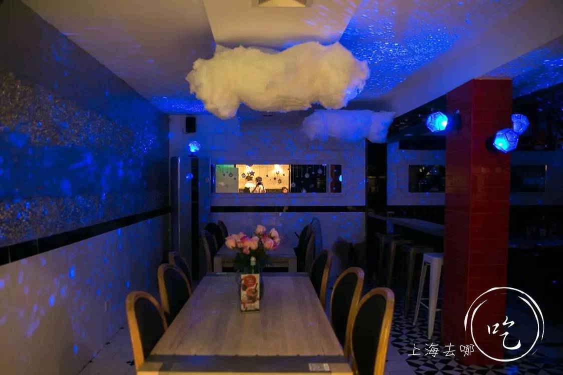 这家店靠一块INS美食博主的星空蛋糕，就把少女心秒成渣渣！涂红唇就打折，男生涂折更低！