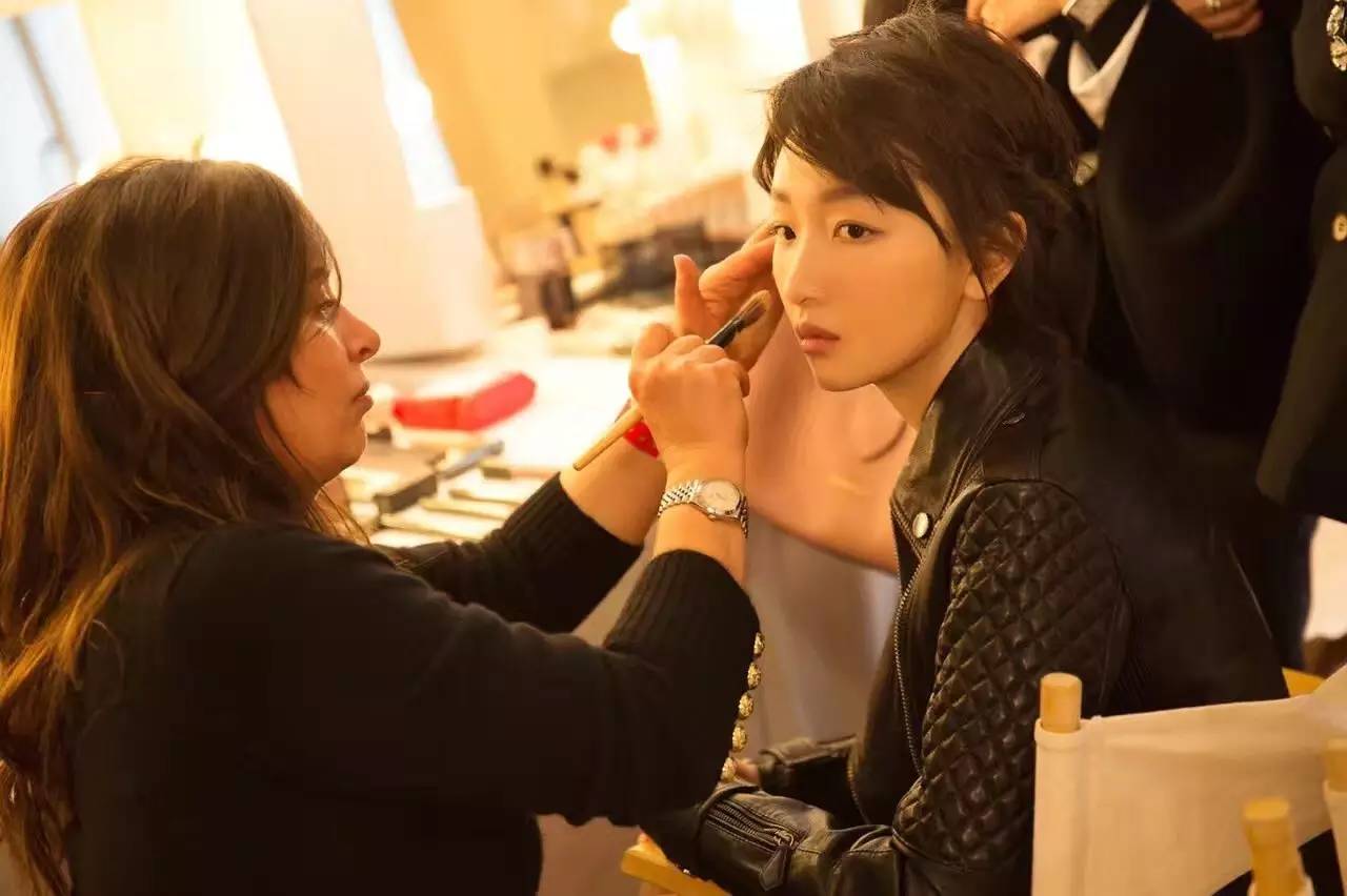 热搜中周冬雨用的什么色号口红,周冬雨同款兰蔻口红色号特别艳的