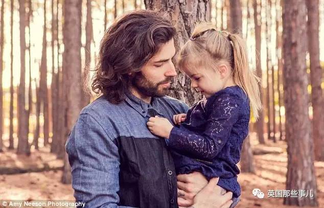 自己学做眼珠子的老爹……为了女儿，父亲们真的什么都能做到！