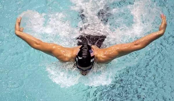 三月不减肥四月徒伤悲，不同泳姿决定不同身材，还不快学学！……