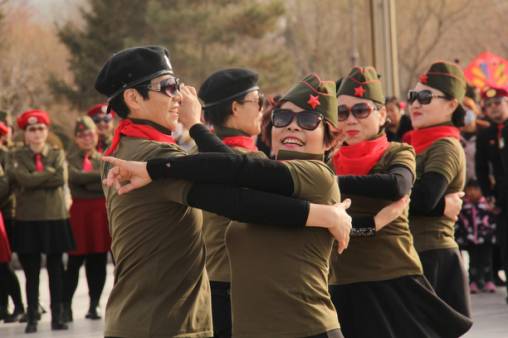 庆“三八”水兵舞展演，看“帅气”阿姨如何在广场圈粉！