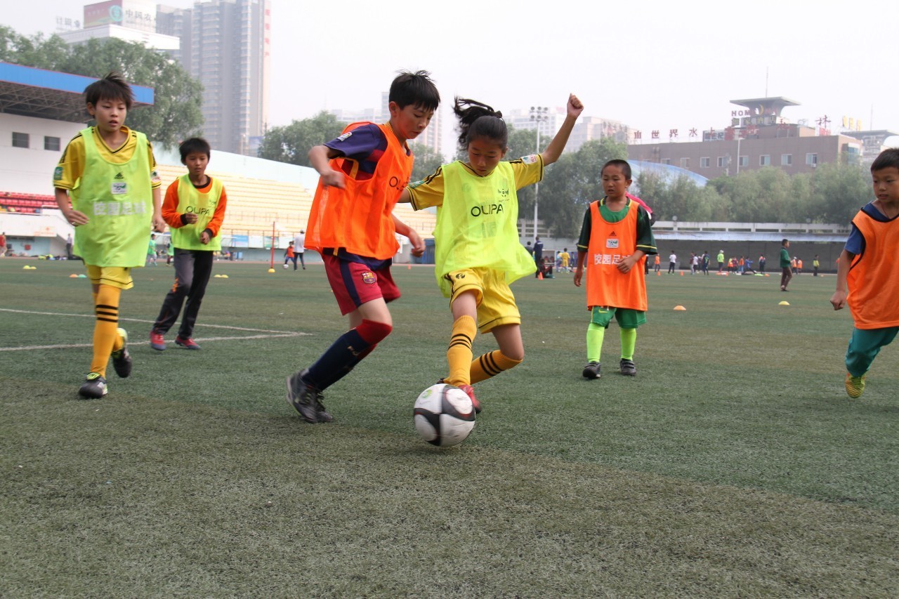 教练在台下喊话,教练在场边喊加油