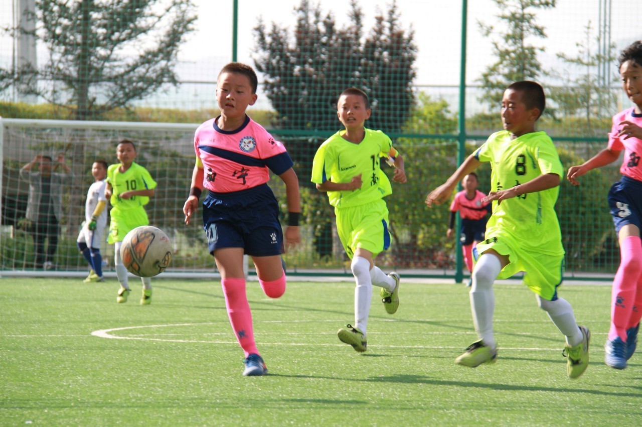 教练在台下喊话,教练在场边喊加油