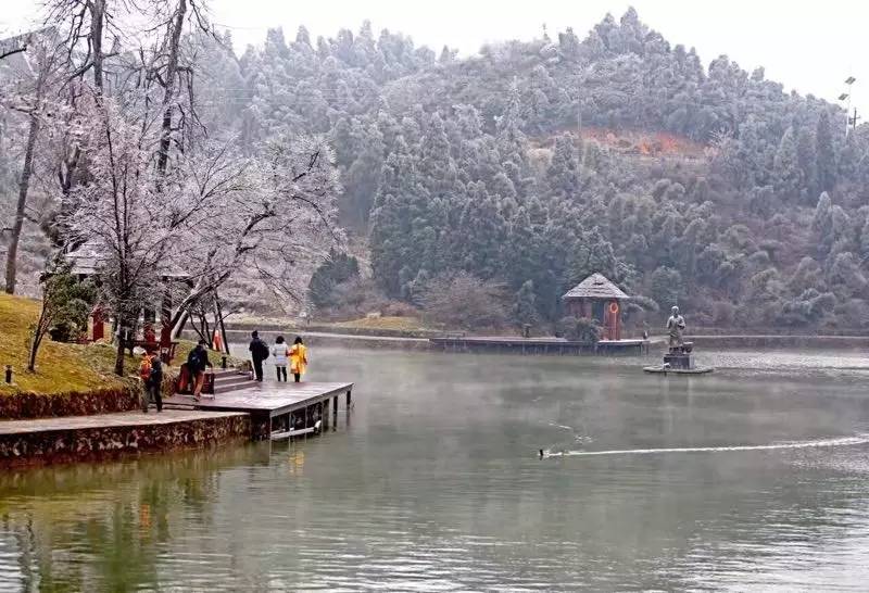 雪竟下得那么认真？居然感动了孟非踏雪来到江西，等不及了快上车