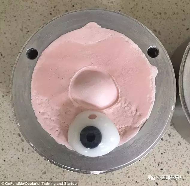 自己学做眼珠子的老爹……为了女儿，父亲们真的什么都能做到！