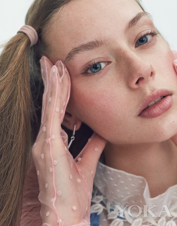 脸部掉皮泛红干燥刺痛用什么药膏,脸上泛红干燥又痒还刺痛还有疙瘩