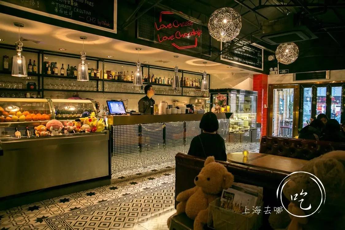 这家店靠一块INS美食博主的星空蛋糕，就把少女心秒成渣渣！涂红唇就打折，男生涂折更低！