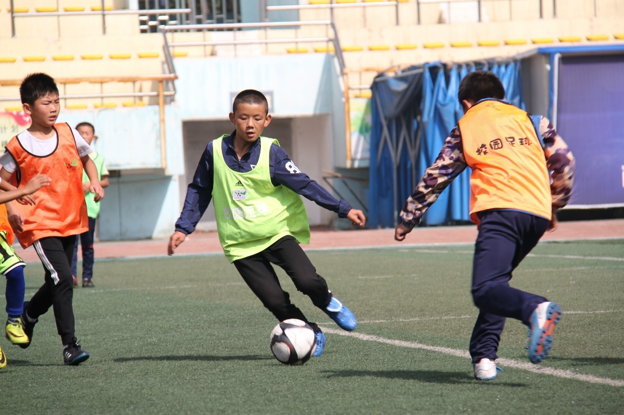 教练在台下喊话,教练在场边喊加油