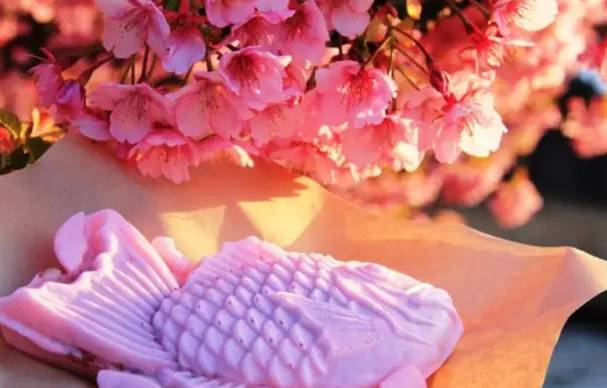 姑娘，我们一起去吃樱花吧！春日24款樱花限定小食已上线！