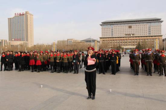 庆“三八”水兵舞展演，看“帅气”阿姨如何在广场圈粉！