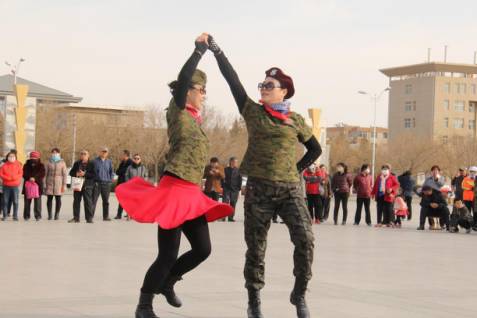 庆“三八”水兵舞展演，看“帅气”阿姨如何在广场圈粉！