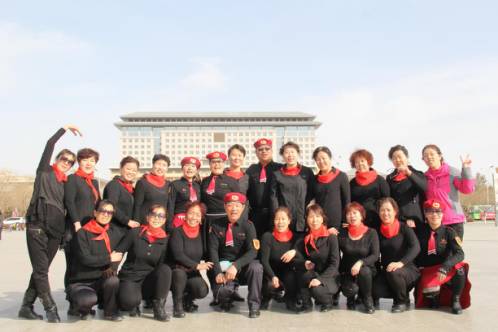 庆“三八”水兵舞展演，看“帅气”阿姨如何在广场圈粉！