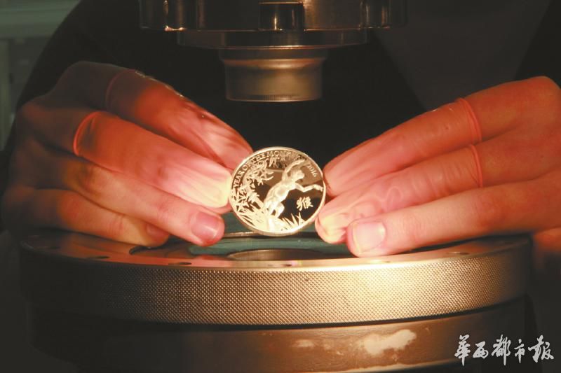 猴纪念币猴玩偶猴手表 海外“猴赛雷”引网友疯狂吐槽