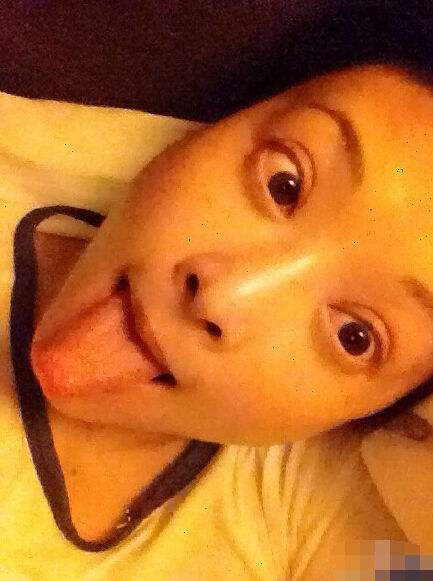 女星们的躺姿照：刘亦菲依然仙王珞丹自黑，周冬雨超放飞自我