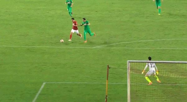 董路解说恒大战国安精彩语录一度让身旁搭档做起了安静的*男美**子