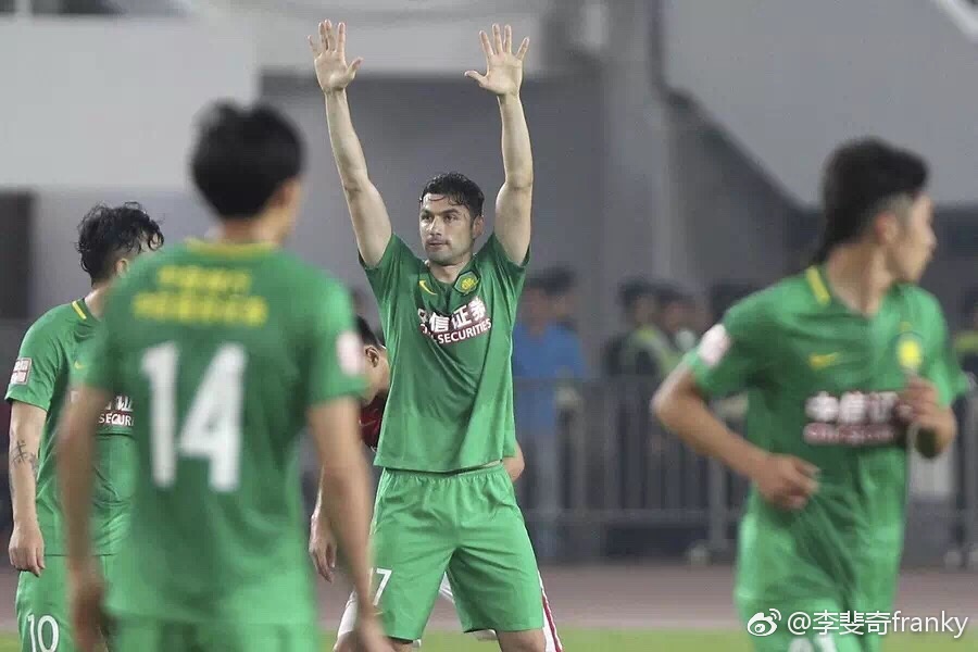 北京球迷街头,广州球迷与北京球迷对比