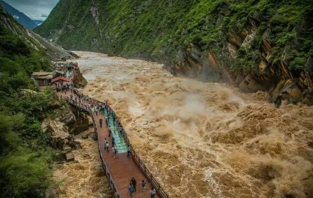 大漠户外旅行虎跳峡徒步详解,虎跳峡徒步168级勇者云梯