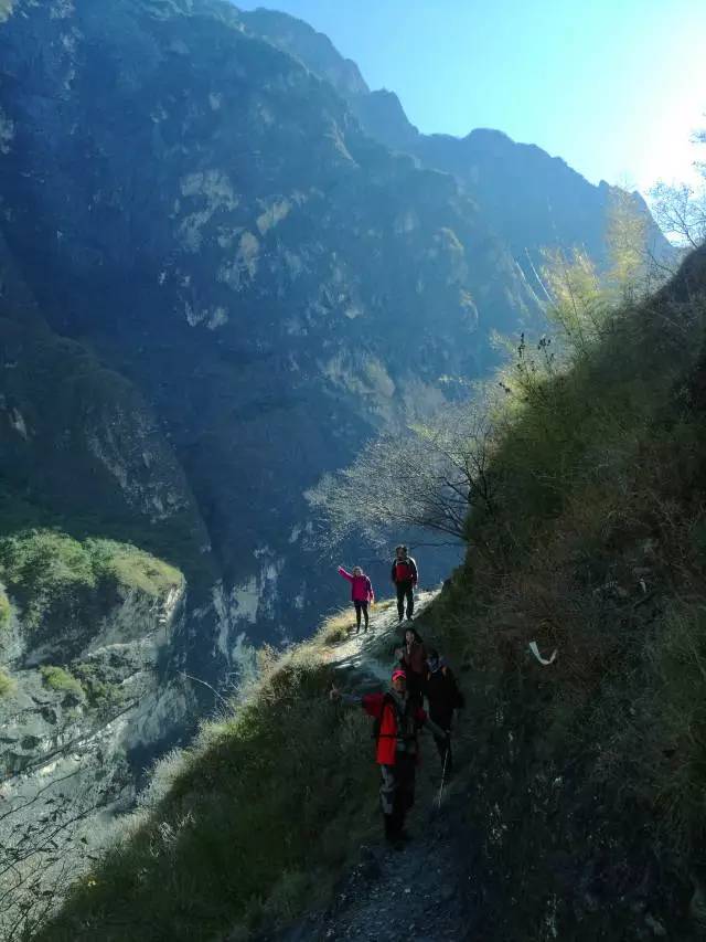 大漠户外旅行虎跳峡徒步详解,虎跳峡徒步168级勇者云梯