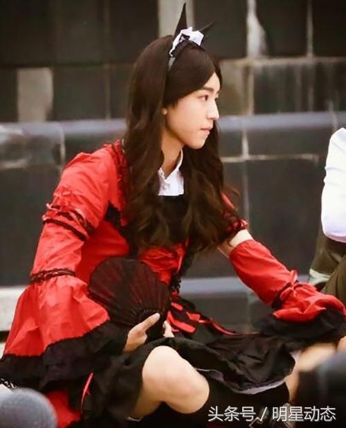 王俊凯女装造型分享,王俊凯白色衣服配长筒靴