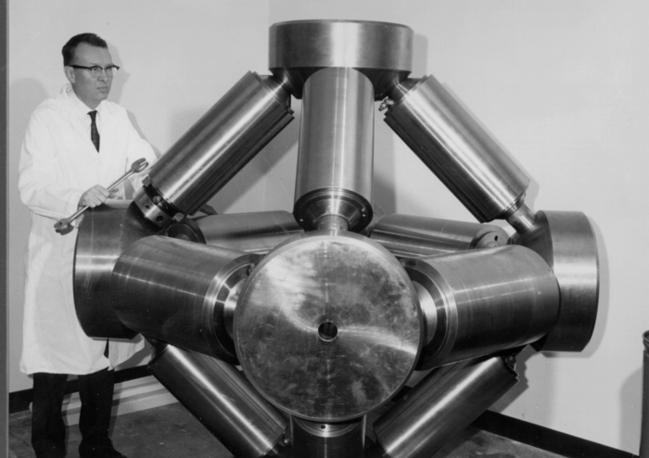 钻石是一位男士发明的，不过不是为了向女友献殷勤