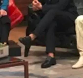 李健唱歌的变化,李健露脚踝