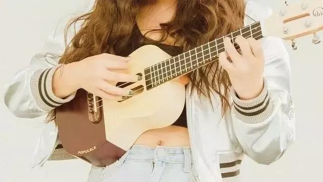 李健唱歌的变化,李健露脚踝